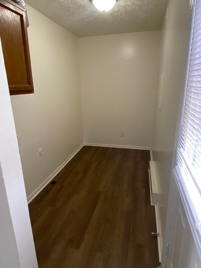 Foto del edificio - 3777 Red River Dr