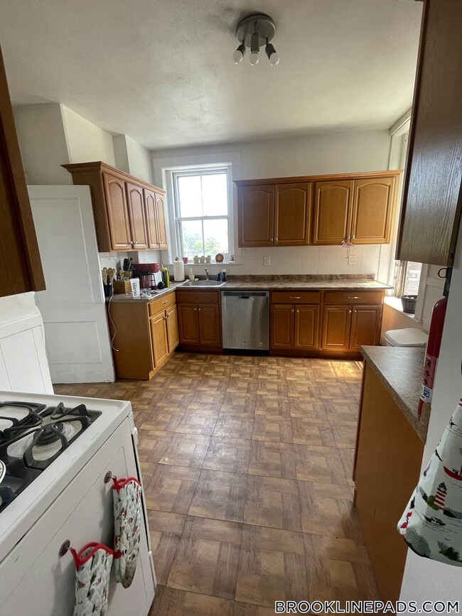 Building Photo - 1673 Beacon St