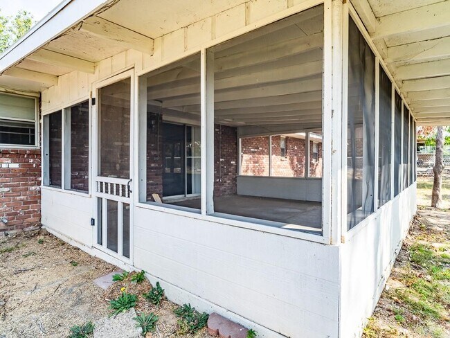 Building Photo - 1704 W Dogwood St