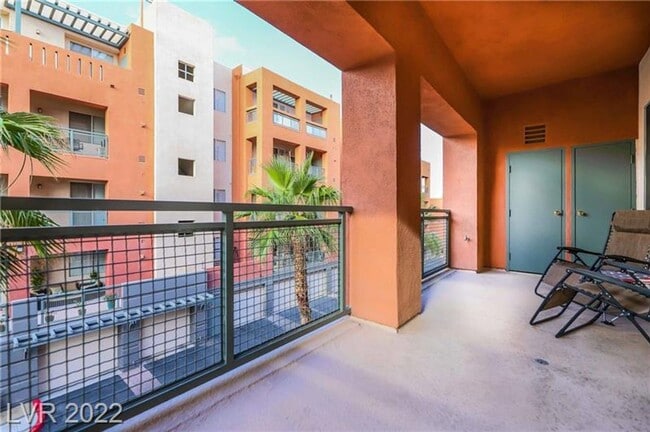 Building Photo - 2-Bedroom Corner Condo with Balcony & Amenities