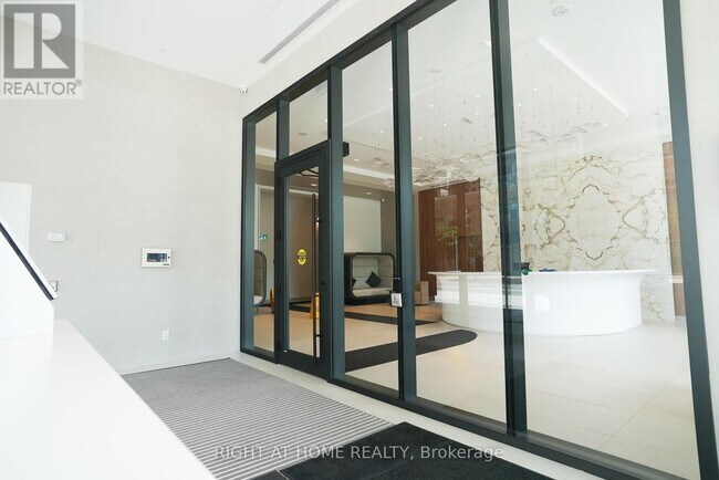 Photo du bâtiment - 2075 Lakeshore Rd.