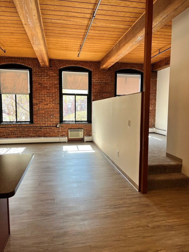 Building Photo - 45 Willow St