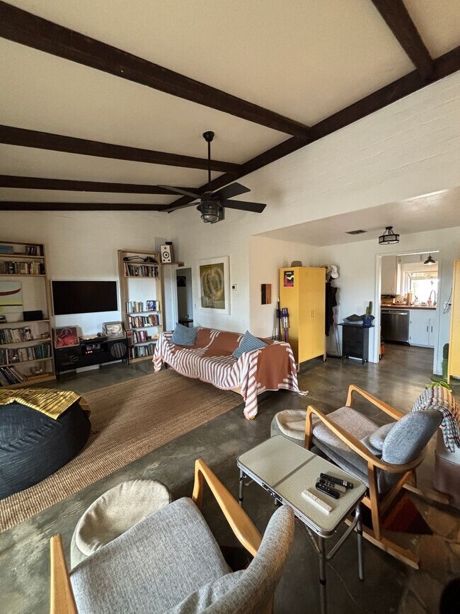 Building Photo - Charming Desert Retreat