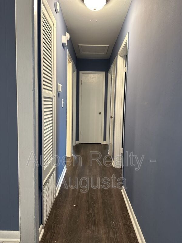 Building Photo - 2516 Kensington Dr E