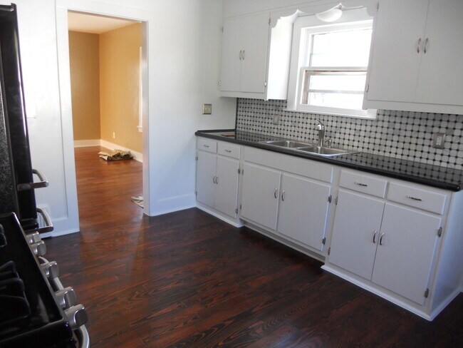 Building Photo - 441 Spring NE- Single family home. Mid tow...