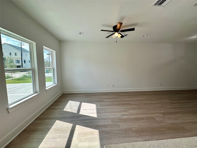 Foto del edificio - 243 Broadhurst Dr