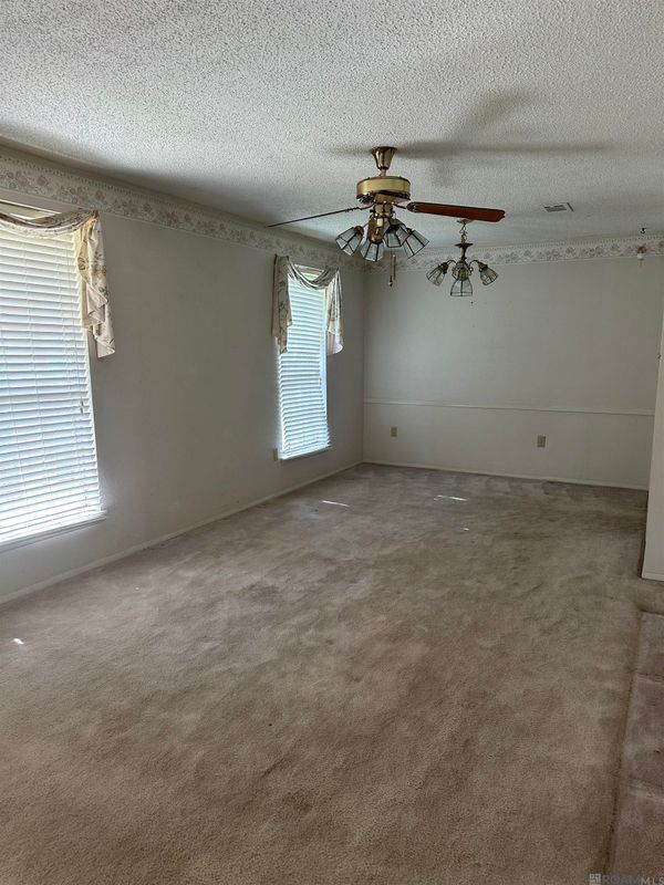 Foto del edificio - 2208 Sprucewood Dr