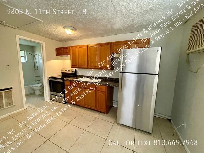 Building Photo - 1/1 Duplex Close to Everything!
