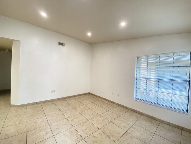 Building Photo - 385 Acorn Ln