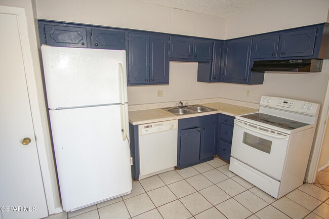 Building Photo - 6701 Escondido Dr