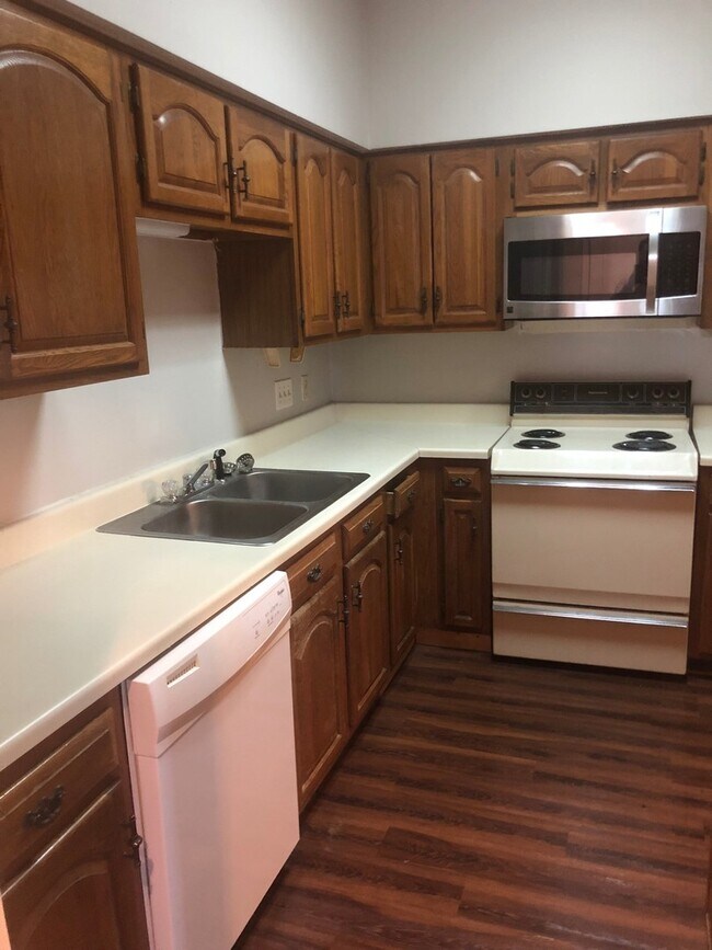 Foto del edificio - UT PRE-LEASE: 2 bed/2 bath West Campus Condo with cathedral ceilings, washer/dryer, 2 RSVD Pkg, B...