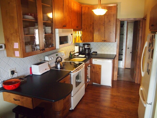 Building Photo - 2 Bedroom 2 bath, Hillside Whitefish Lake Condo