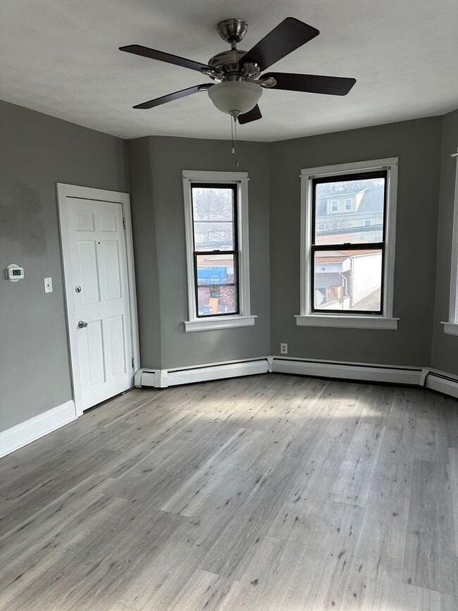 Spacious three-family property on Charles Street in North Providence - Spacious three-family property on Charles Street in North Providence Apartment