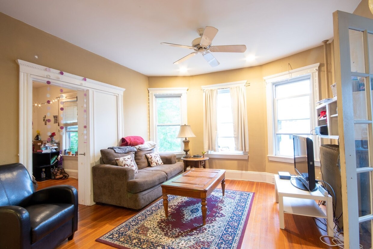 Spacious 4-Bedroom in Mission Hill | In-Unit Laundry | Available 9/1 - Spacious 4-Bedroom in Mission Hill | In-Unit Laundry | Available 9/1