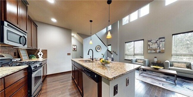 Building Photo - Perfectly located fabulous home with 3 beds/3.5 bath in Bothell!