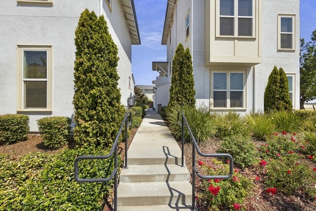 Building Photo - 2 Bedroom, 1 Bath Available!