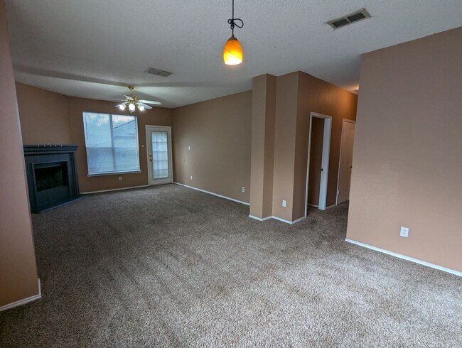 Foto del edificio - 3 Bedroom Home in West Fort Worth