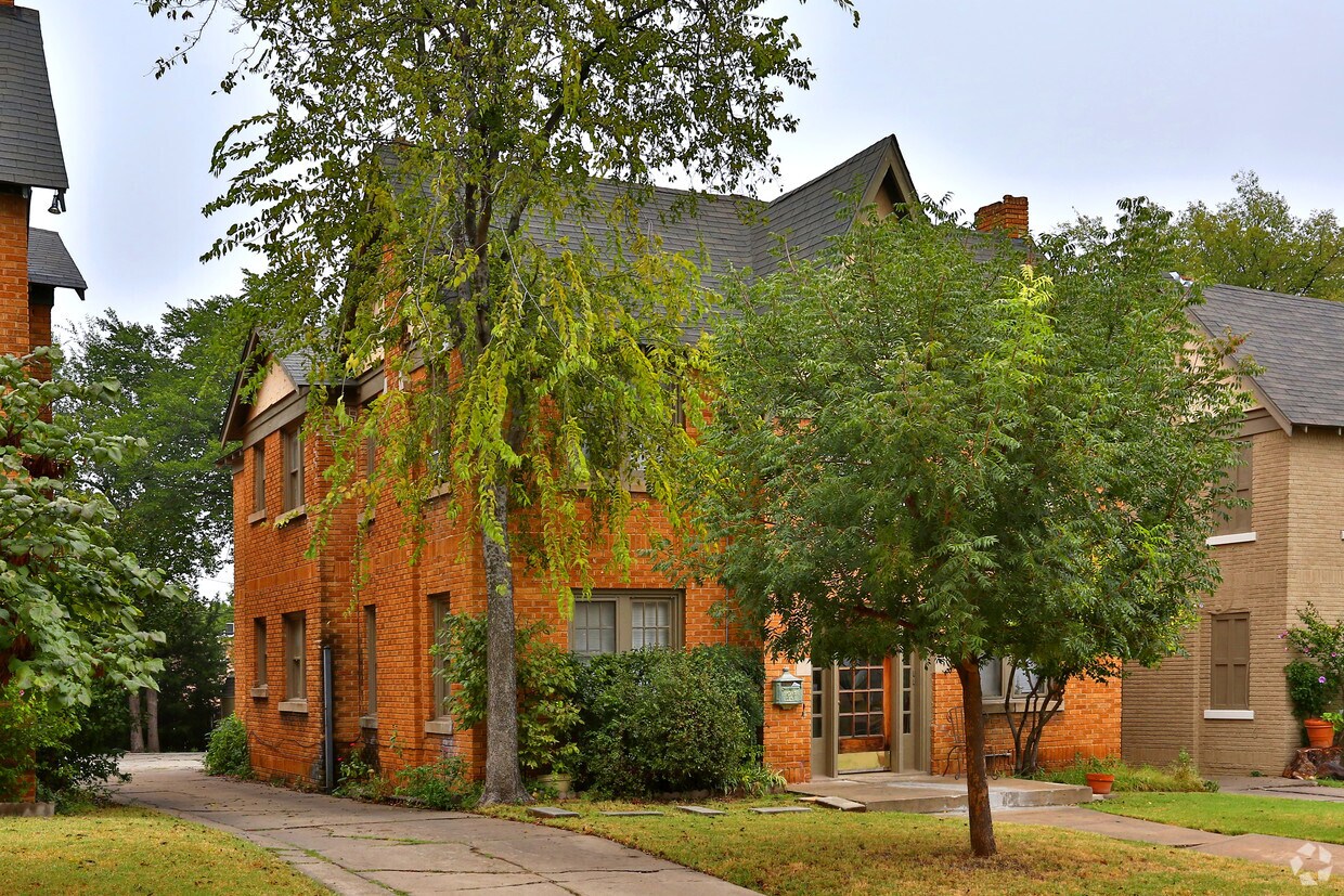 Building Photo - 613-615 NW 28th