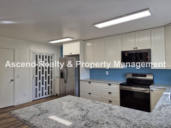 Foto del edificio - Need Space? This is the Place! Available NOW~Beautifully Updated 4Bed/3Bath Backs to Park Pets OK