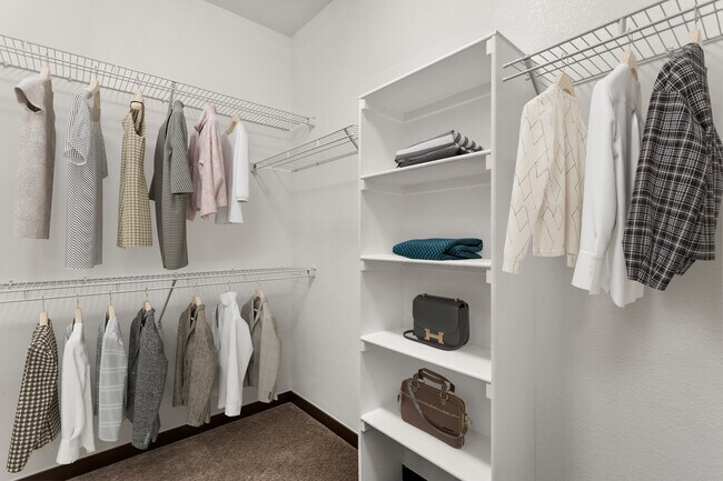 Amplio espacio de almacenamiento para todo lo que te gusta en tu vestidor. - Covell on the Promenade
