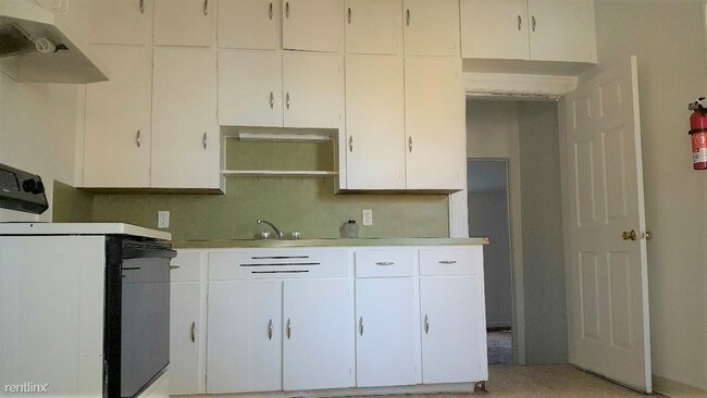 Building Photo - 3 br, 1 bath  - 210 Ferris St # 1