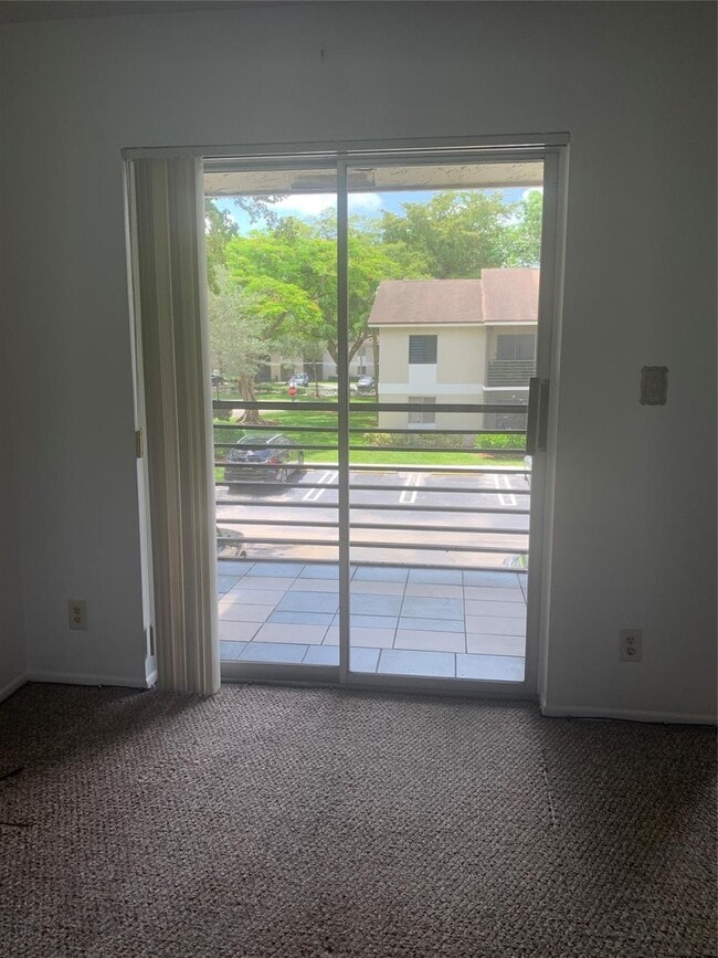 Foto del edificio - 511 Gardens Dr