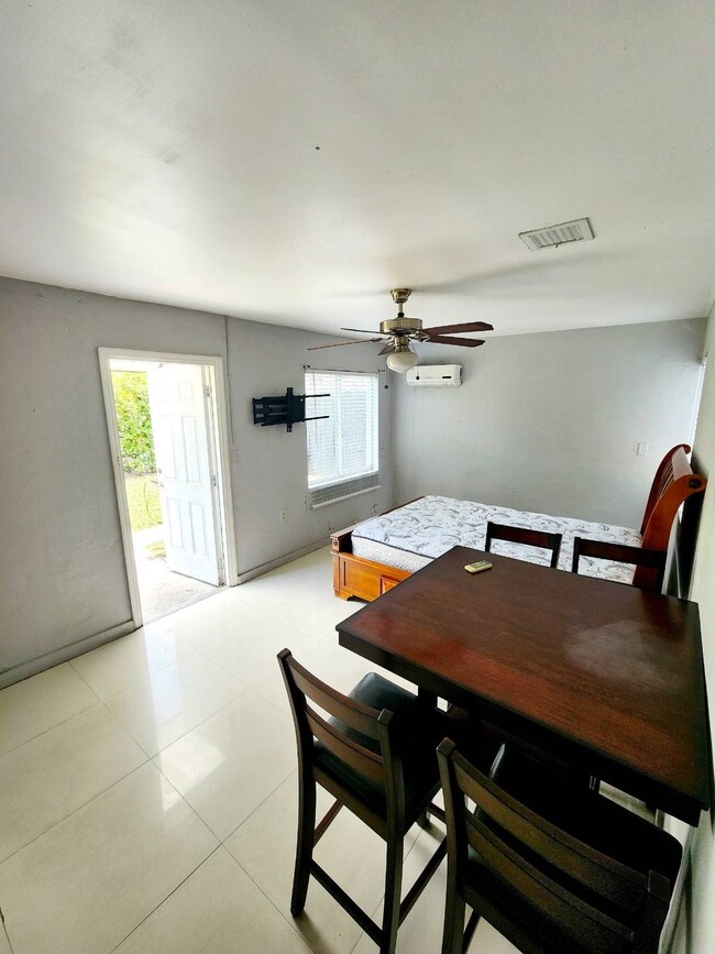 Building Photo - 350 SW 15th Ave