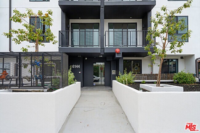 Foto del edificio - 6144 Whitsett Ave