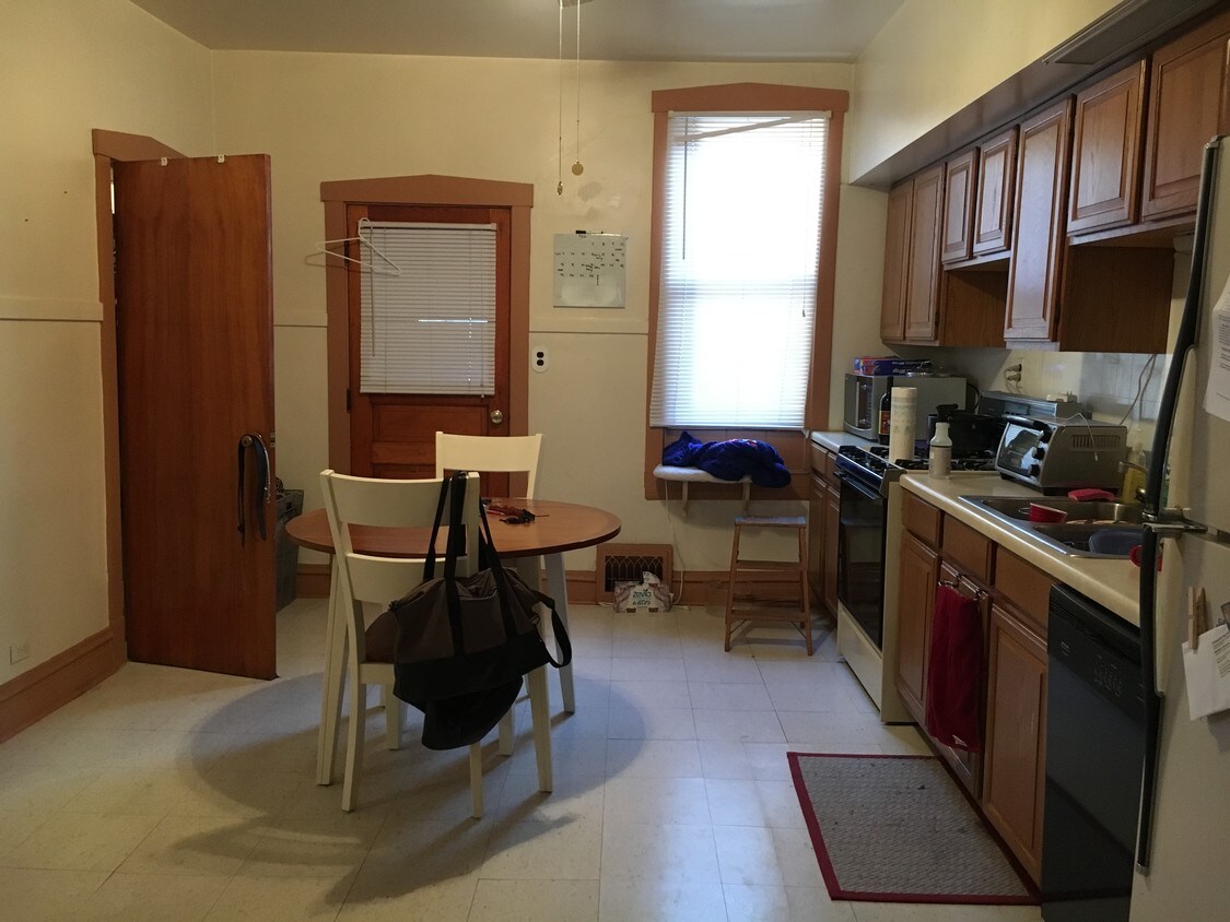 Primary Photo - 1717 W Roscoe St