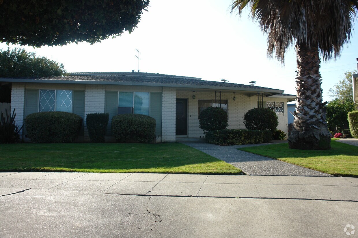 Primary Photo - 1136 Starbird Cir