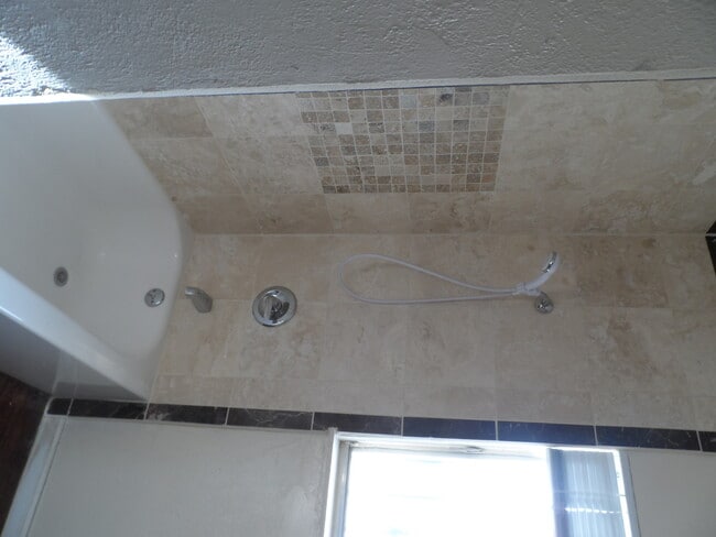 Building Photo - 3 Bedroom 1.5 Bathroom Home w/ Pool