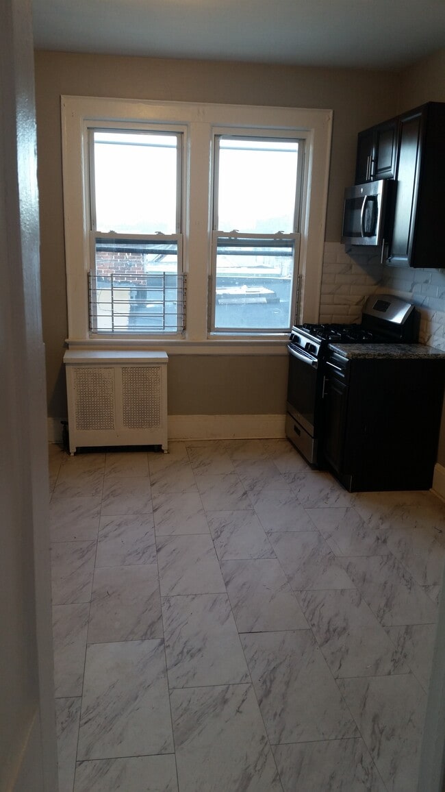 Building Photo - 86 Fuller Pl