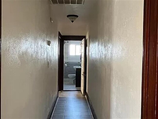 Building Photo - Great home with 2 bedrooms
