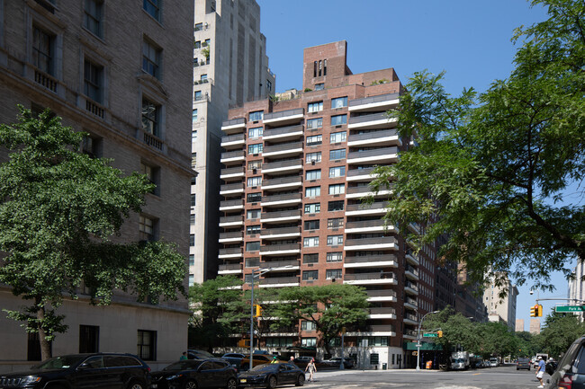 Building Photo - 750 Park Ave