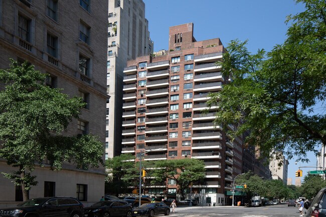 Foto del edificio - 750 Park Ave