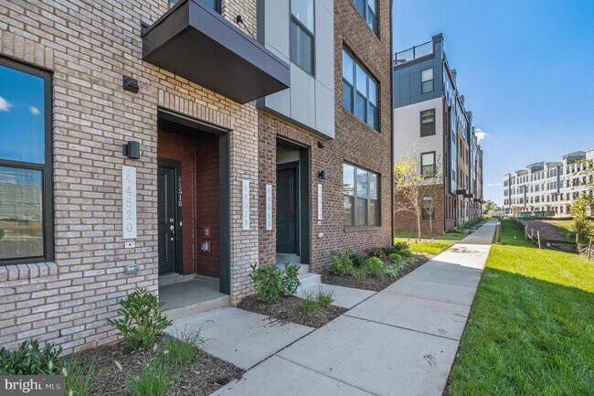 Building Photo - 44514 Wolfhound Sq