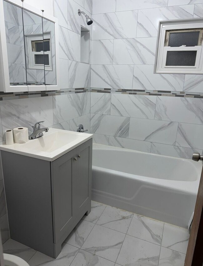 Building Photo - Spacious 3BR Duplex in Bronx