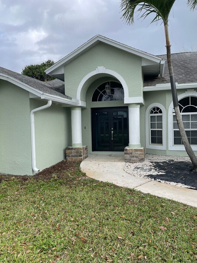 Building Photo - Beautiful 3/2/2!