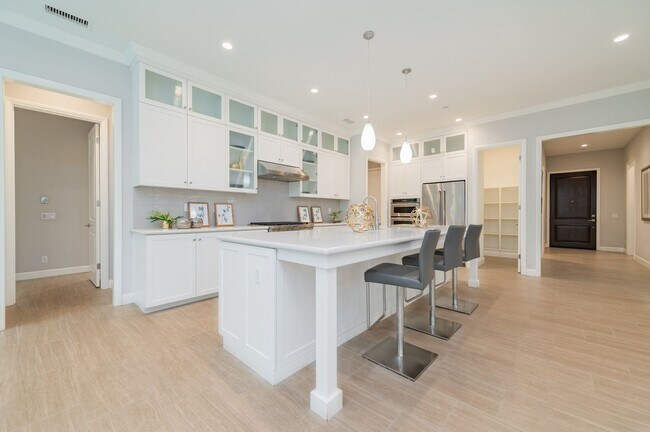Foto del edificio - Fully Renovated 2 Bed, 2.5 Bath + Den Single Story Home Available NOW in Eastwood Village in Irvine!