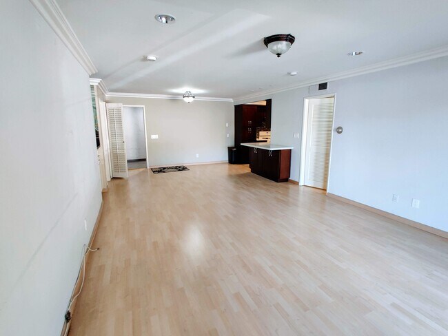 Building Photo - 620 N Kenwood St