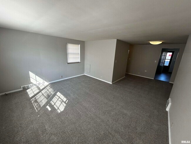 Foto del edificio - 715 W Ridge Rd