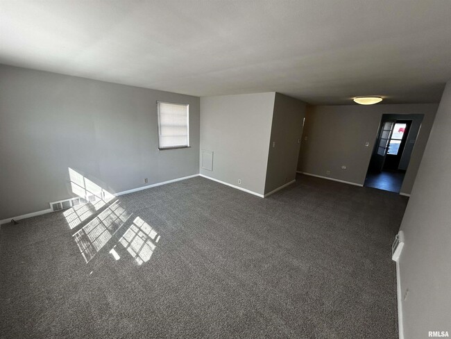 Building Photo - 715 W Ridge Rd