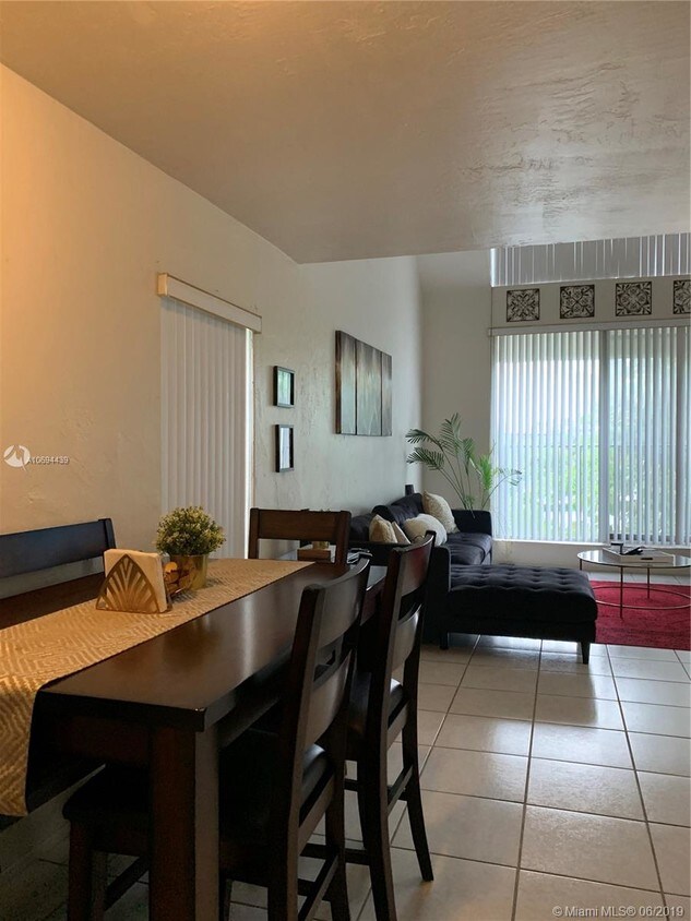 Primary Photo - 6900 N Kendall Dr