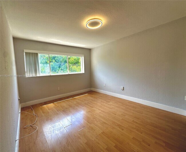 Foto del edificio - 7701 N Kendall Dr