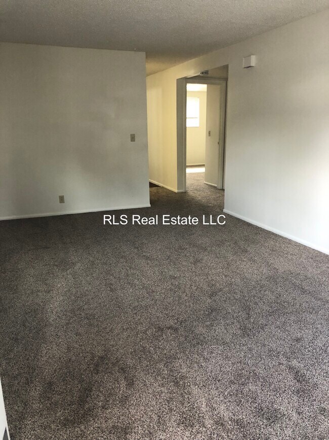 Building Photo - 8698 S 1500 E