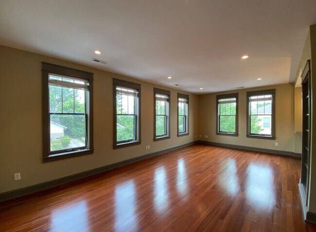 Foto del edificio - 509 E Hillside Dr