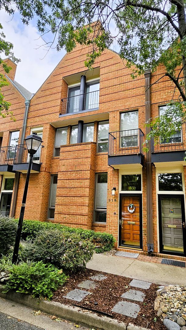 Building Photo - Stunning Townhome In The Heart Of Ghent