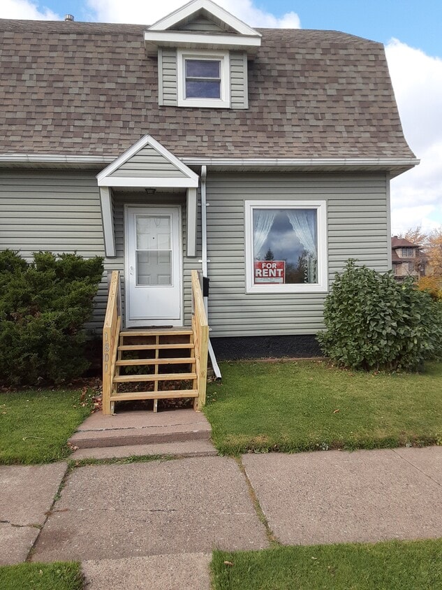 Front view - 1801 Cumming Ave