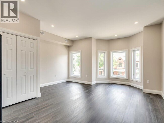 Photo du bâtiment - 2 Victoria Ave N