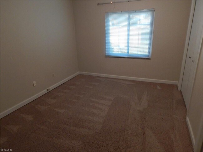 Building Photo - 87 Maple Dr